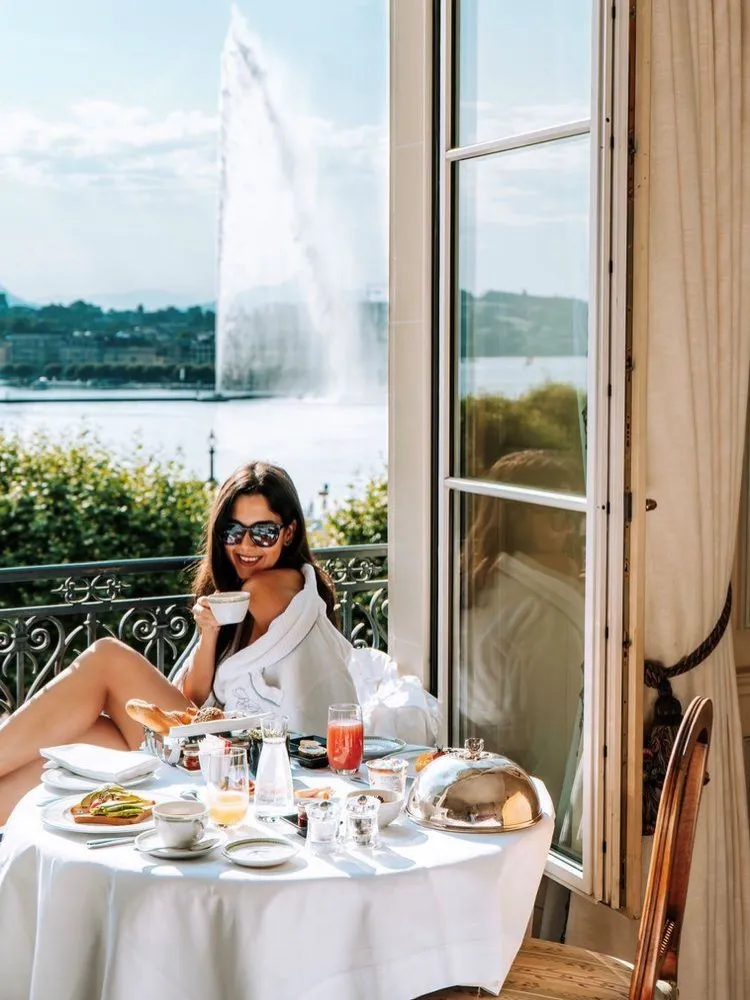 Un petit-déjeuner servi face au lac