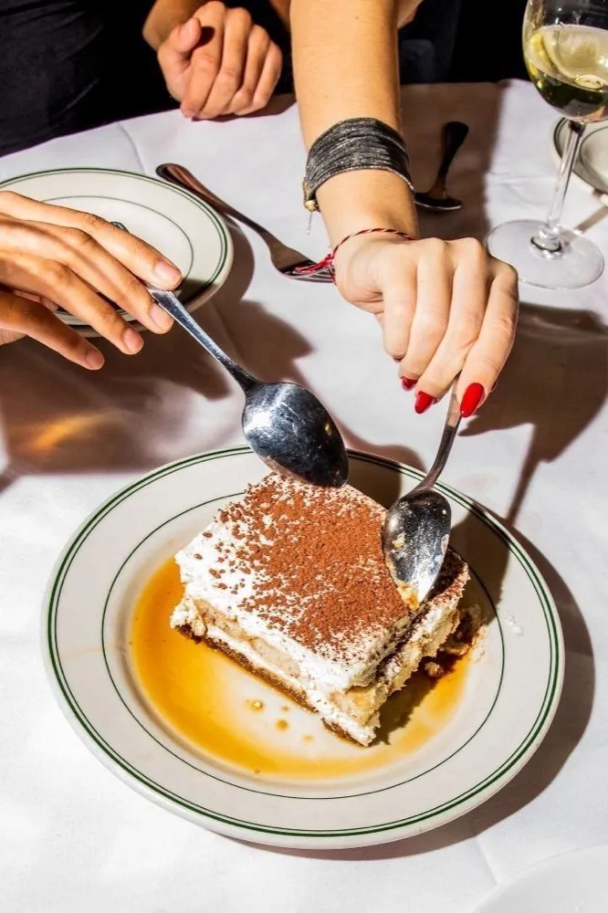 Un dessert partagé à deux cuillères